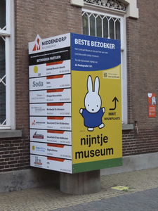 902691 Afbeelding van een reclamezuil bij de ingang van het nijntje museum (Agnietenstraat 2) te Utrecht, met o.a. de ...